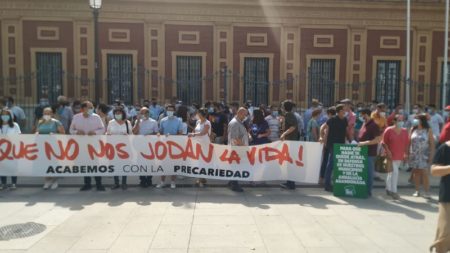 Concentración de cargos públicos de IU, ante el Parlamento de Andalucía.