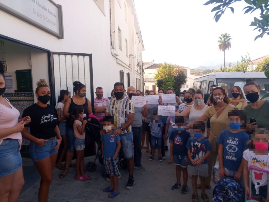 Protesta de madres y padres de alumnos en Algodonales.