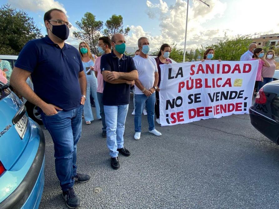 Cargos públicos de IU, en la caravana de coches por una sanidad de calidad en la Sierra