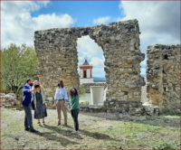 La delegada de la Junta, con la alcaldesa, en el barrio nazarí.