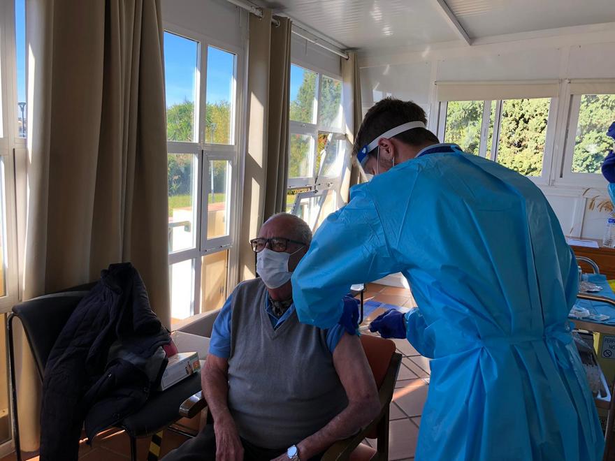 Una imagen para la historia: Antonio, de 85 años, primer vacunado contra el coronavirus en la Sierra de Cádiz