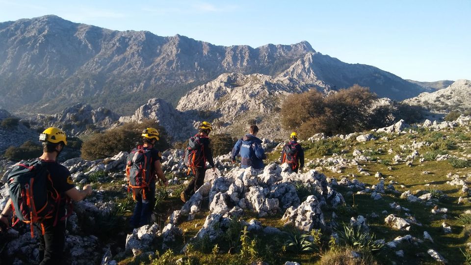 Bomberos del grupo de rescate, durante una de sus actuaciones.