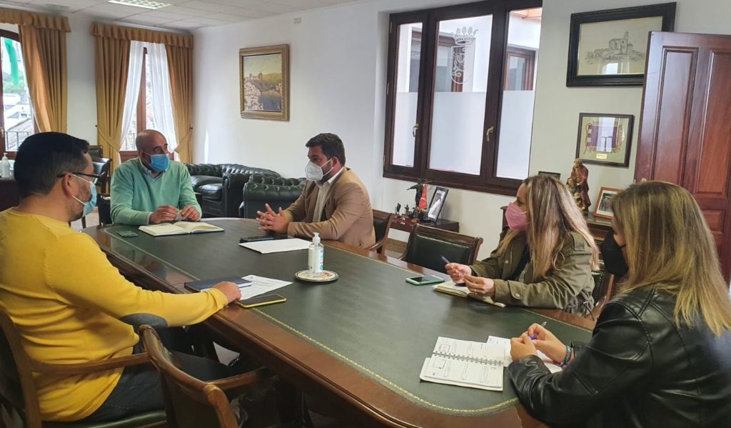 Asistentes a la reunión en Setenil.