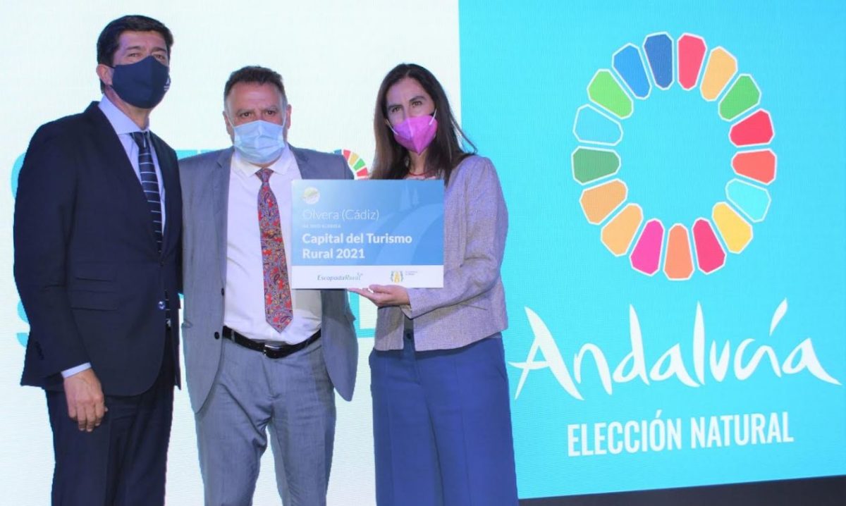 El alcalde de Olvera, Francisco Párrga, entre el consejero de Turismo, Juan Marín, y la directora de Marketing de Escapada Rural, Olivia Fontela,