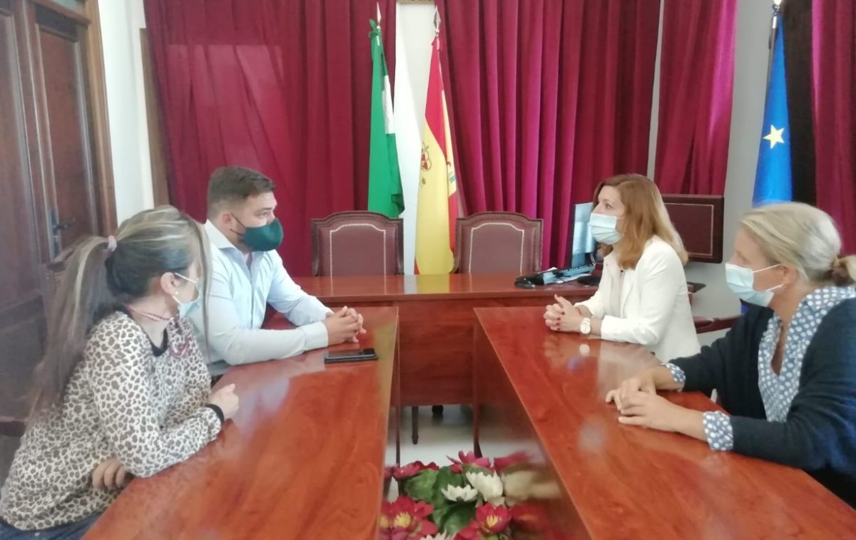 El delegado territorial de Administración Local, Miguel Rodríguuez, con la alcaldesa de Benaocaz, Ana Belén García.