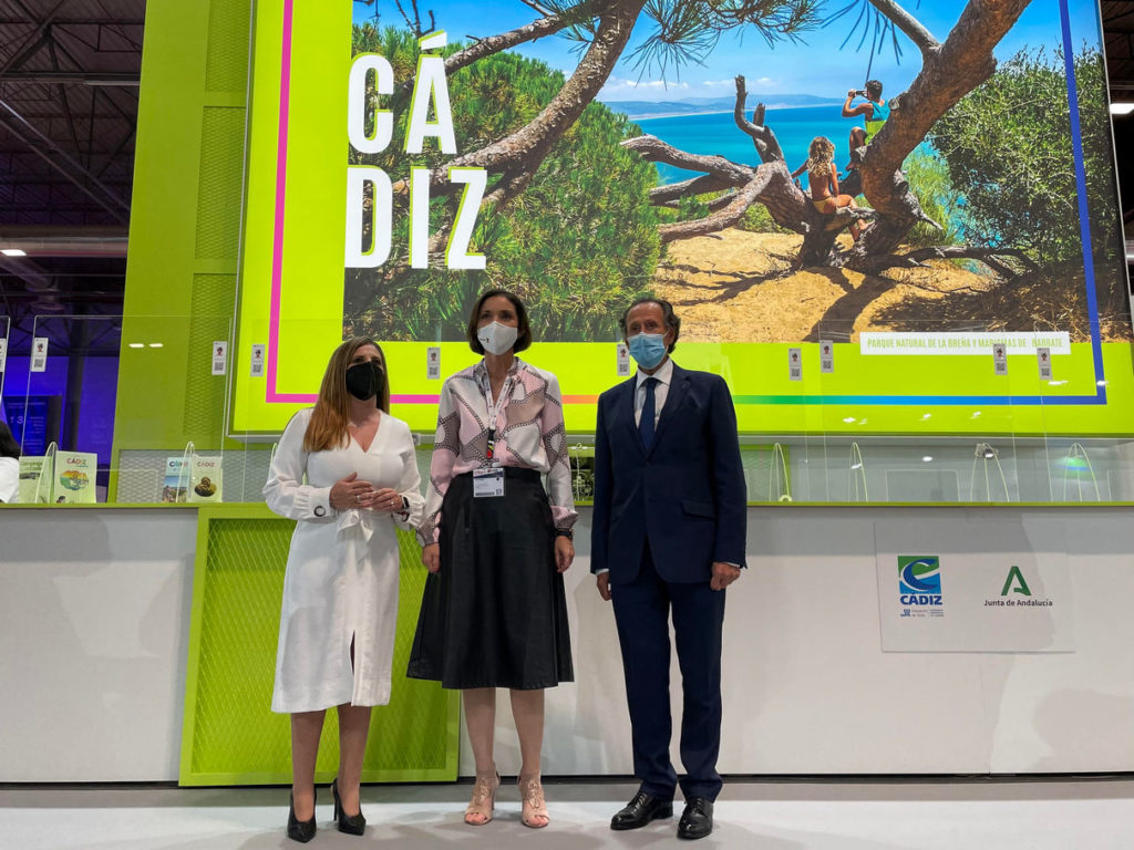 La ministra Reyes Maroto, en el stand de Cádiz.