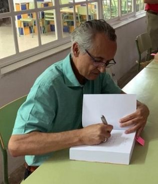 Rafael Ramos, en una firma de libros.