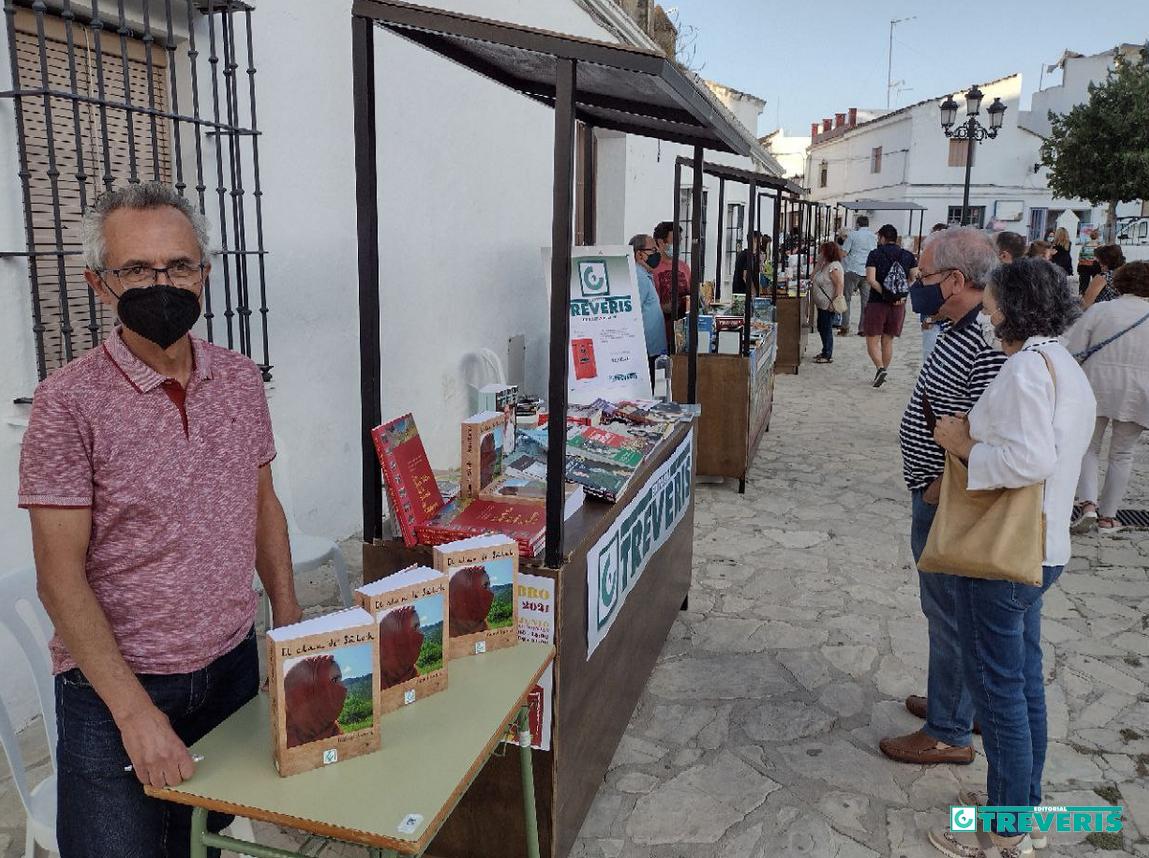 El <i>stand</i> de Editorial Tréveris en la Feria del Libro de Bornos, con el escritor Rafael Ramos, con el alcalde y con la concejala de Cultura