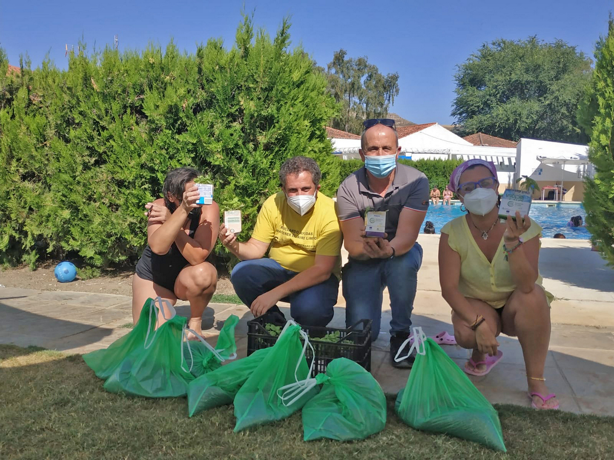 Entrega de maceteros con el compost reciclado por vecinos de Torre Alháquime