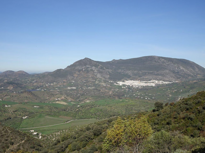 La Sierra de Líjar se eleva sobre Algodonales.