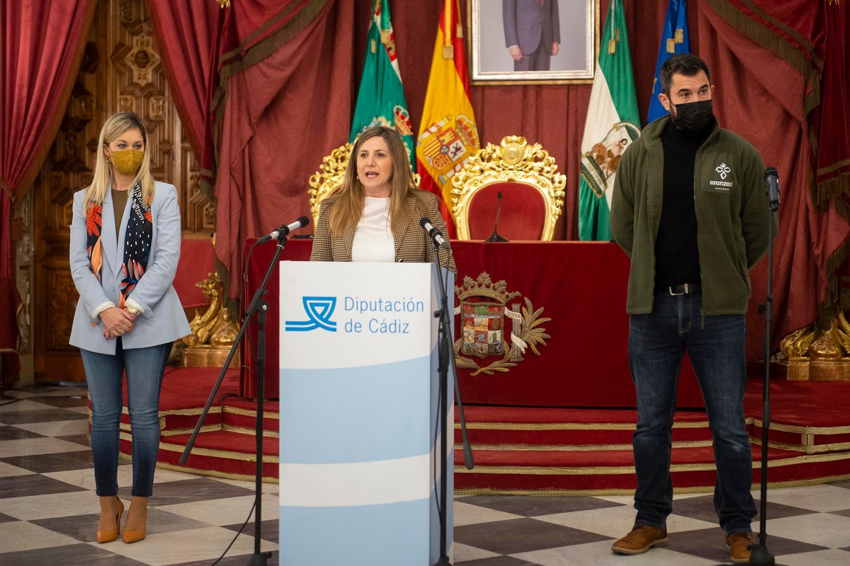 La presidenta de la Diputación de Cádiz, Irene Garcia, con la diputada provincial de Memoria Democrática, Lucia Trujillo, y el arqueólogo Jesús Roman.