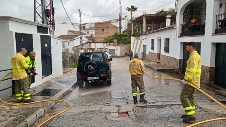 Limpieza de calles para paliar los efectos de la riada en Setenil