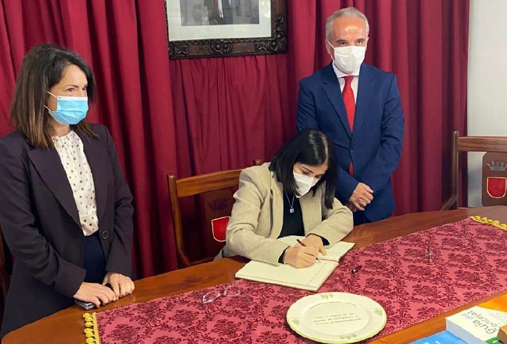 La ministra de Sanidad, Carolina Darias, firma en el libro de honor del Ayuntamiento de Villaluenga del Rosario.