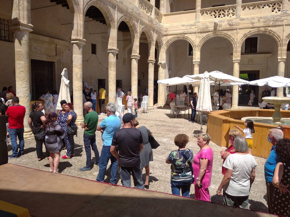 Asistentes a la Feria del Caracol en la Palacio de los Ribera.