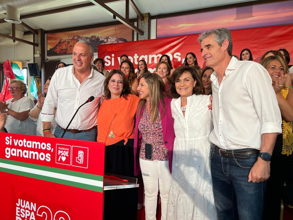 Adriana Latras, Carmen Calvo, Irene García, el alcalde de Arcos, Isidoro Gambín, y el diputado provincial Ruiz Boix. gaditanos socialistas.