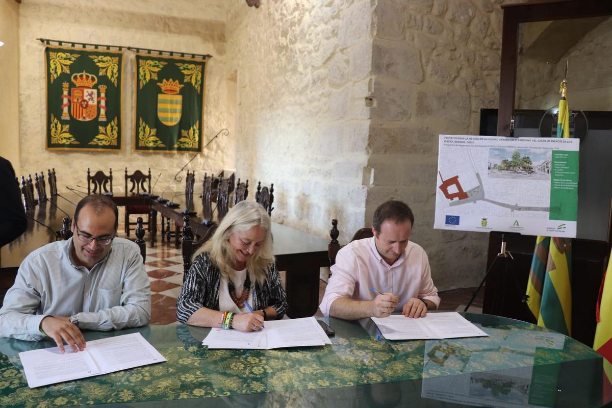 La Junta firma el contrato de obras para la mejora del entorno del Castillo Palacio de los Ribera de Bornos