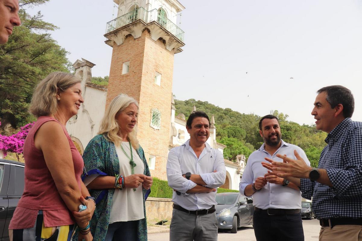 Representnates de las administraciones, en el poblado de los Hurones.