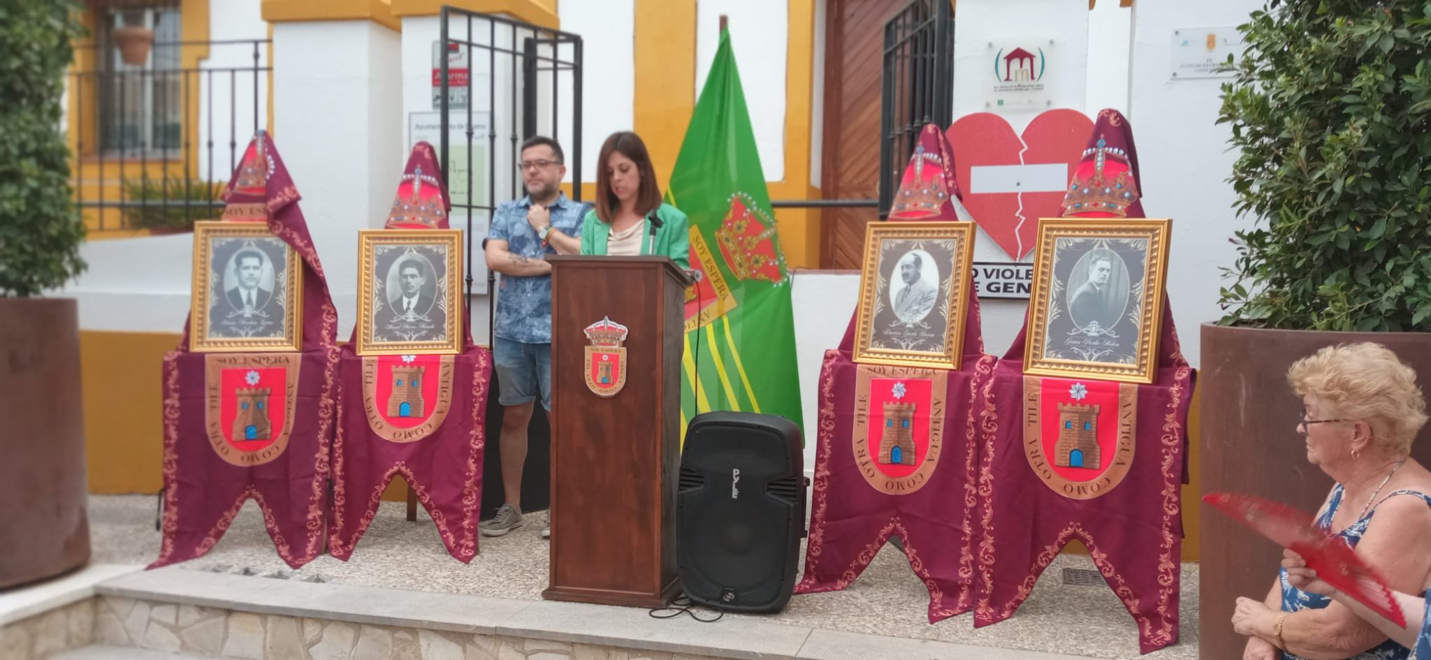 La alcaldesa de Espera, Tamara Loxsno, y el concejal de Cultura, José María Sánchez.