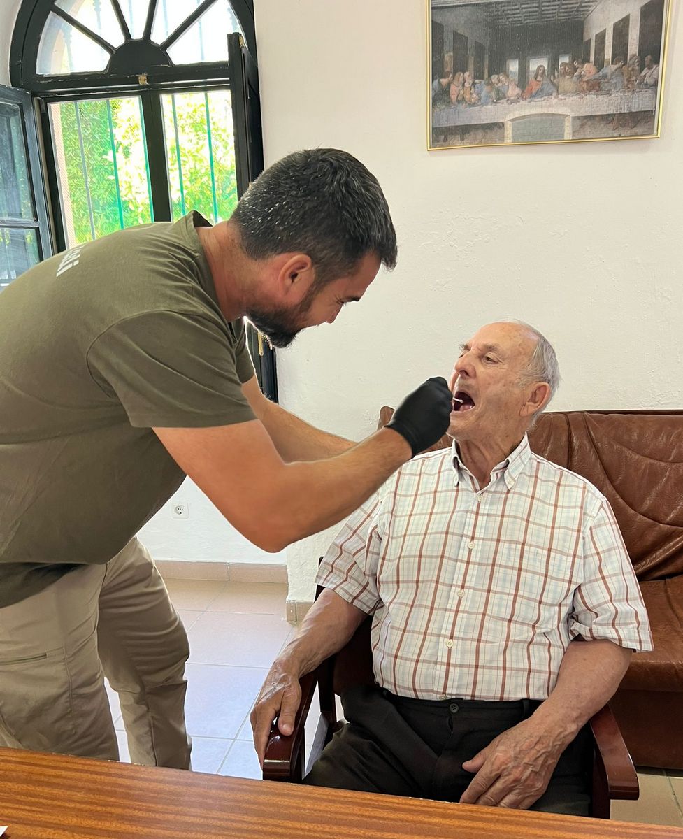 Jesús Román toma una muestra de saliva de Juan Lozano en Villamartin (Foto de Aranzadi).