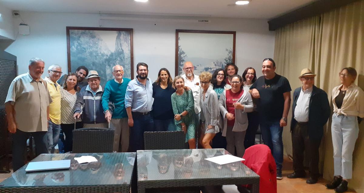 Ana Medina, junto a Jorge Rodríguez y otros miembros de IU en Olvera.