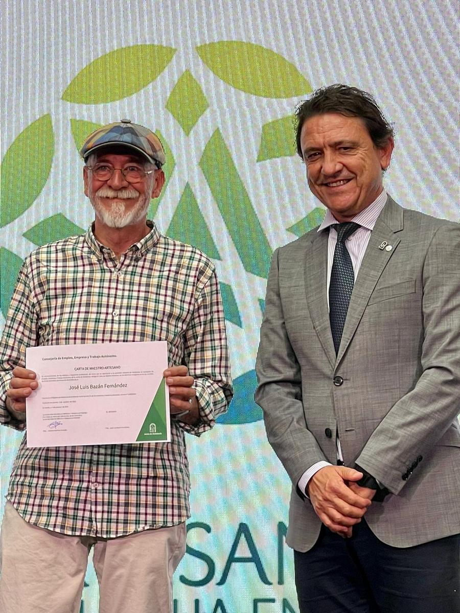 José Luis Bazán recibe la acreditación.