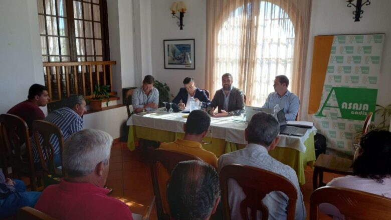 La Junta informa a agricultores y ganaderos de Algar sobre la política agraria común