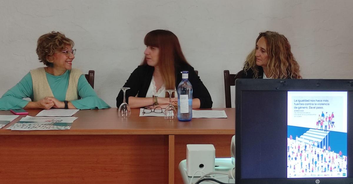 La diputada provincial Carmen Collado y la alcaldesa de El Bosque, Pilar García.