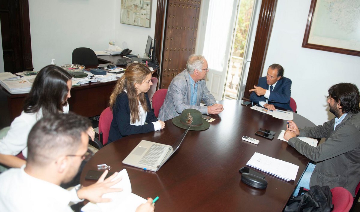 Román durante su reunión con representantes de la Fundación Grazalema.