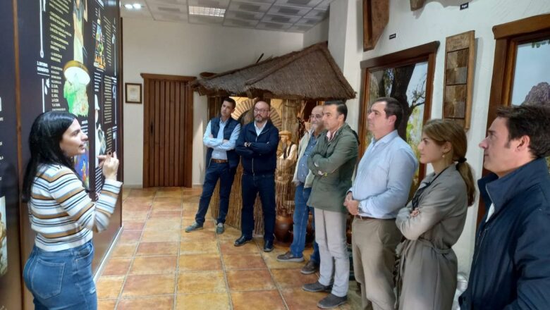 El delegado territorial de Agricultura, en el Museo del Queso en El Bosque