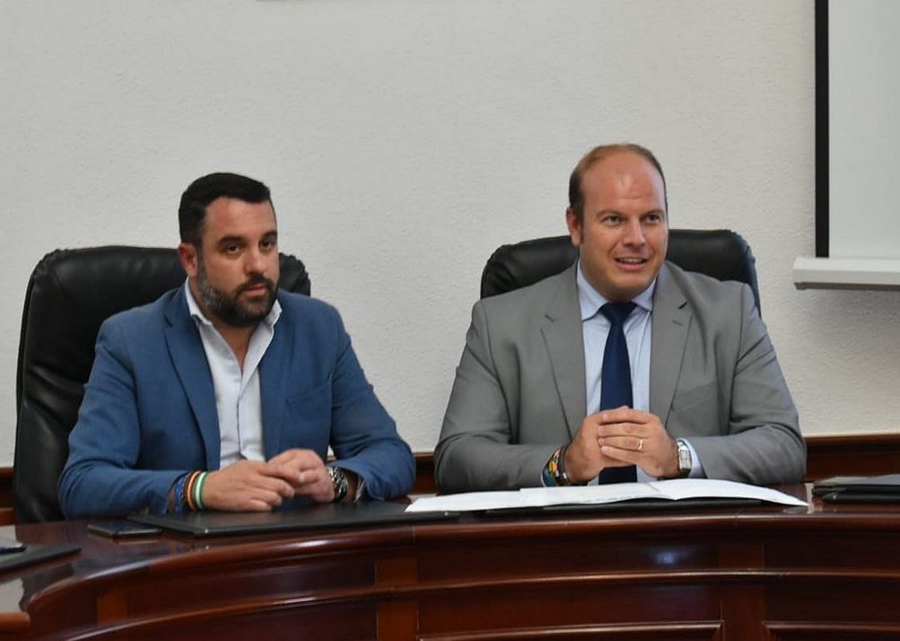 El alcalde de Algar y el delegado territorial de Sostenibilidad.