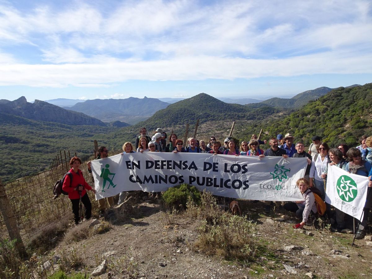 Vistas desde el camino El Bosque-Grazalema, al fondo el Salto del Cabrero, la garganta del Boyar y la sierra de La Silla