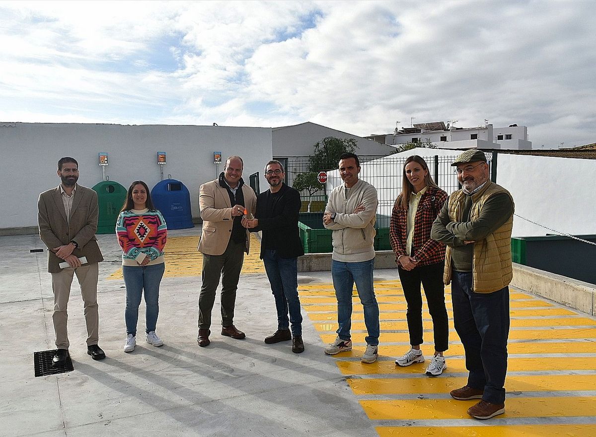 Participantes en la visita al punto limpio.