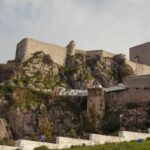 Restos humanos y evidencia balística en una oquedad bajo el castillo de Olvera