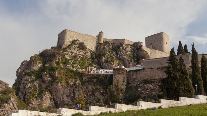 Restos humanos y evidencia balística en una oquedad bajo el castillo de Olvera