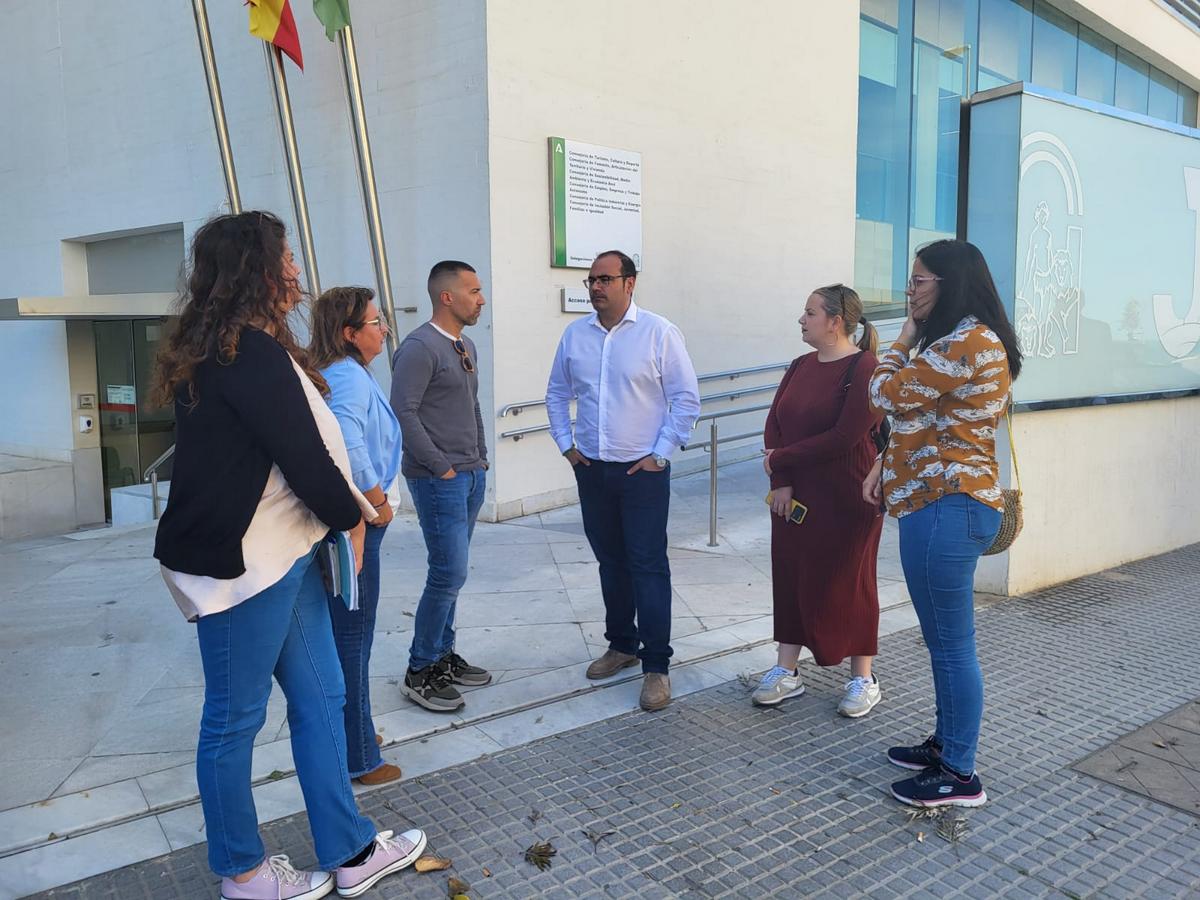 Concentración del alcalde, Hugo Palomares, y ediles del equipo de gobierno ante la sede de la Delegación Territorial de Fomento de la Junta de Andalucía en Cádiz.