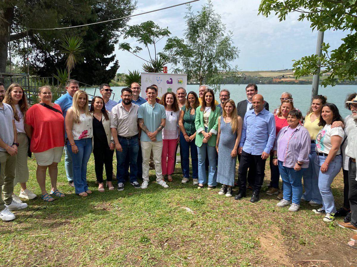 La parlamentaria Inmaculada Nieto, con los candidatos de IU de la Sierra.