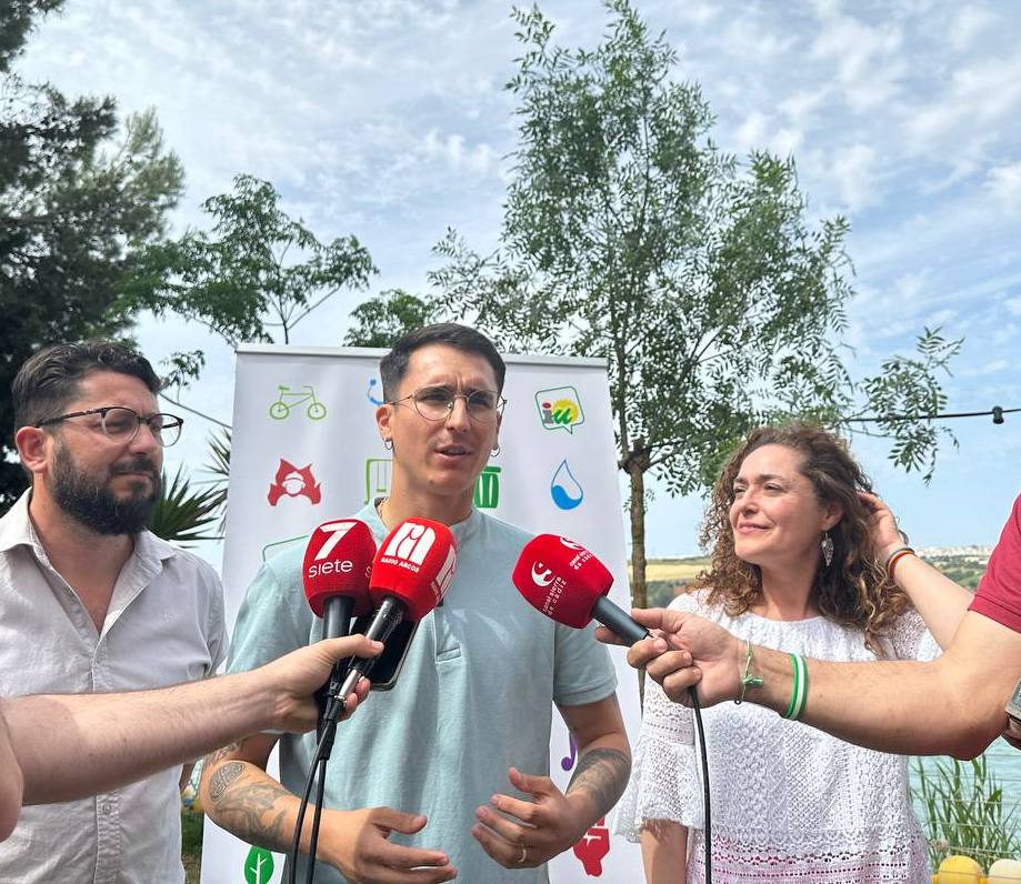 Miguel Ángel Ortega, candidato de IU a la alcaldía de Arcos, junto a Inma Nieto y Jorge Rodríguez.