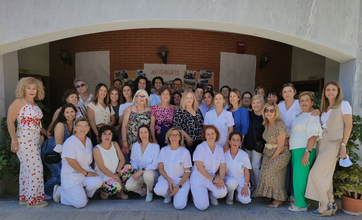 Participantes en la conmemoración del 20 aniversario de la Residencia de Olvera.