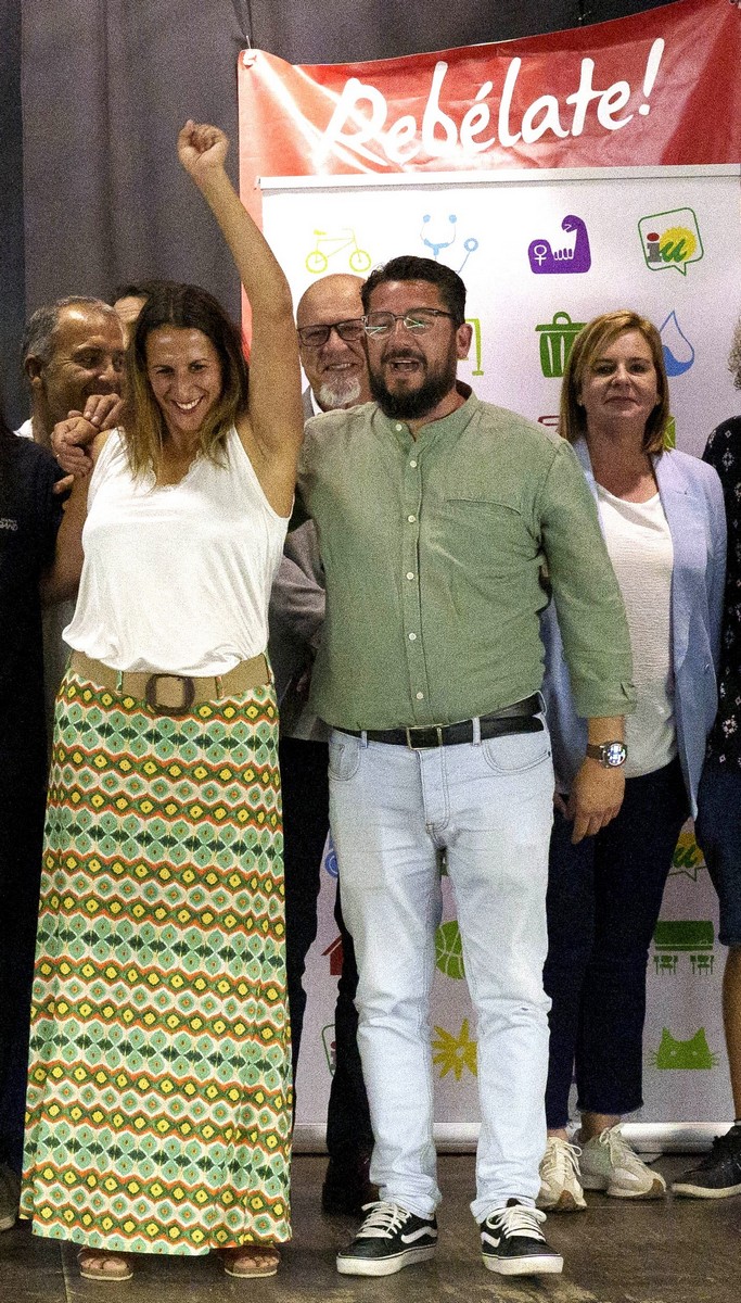 La candidata de IU a la Alcaldía de Olvera, Ana Medina, con el coordinador provincial de IU, Jorge Rodríguez.