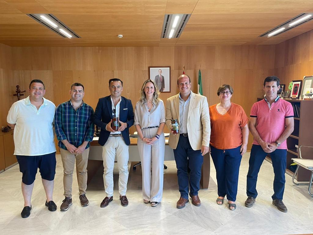 Los delegados territoriales, la alcaldesa de Prado del Rey y representantes de la asociación de apicultores.