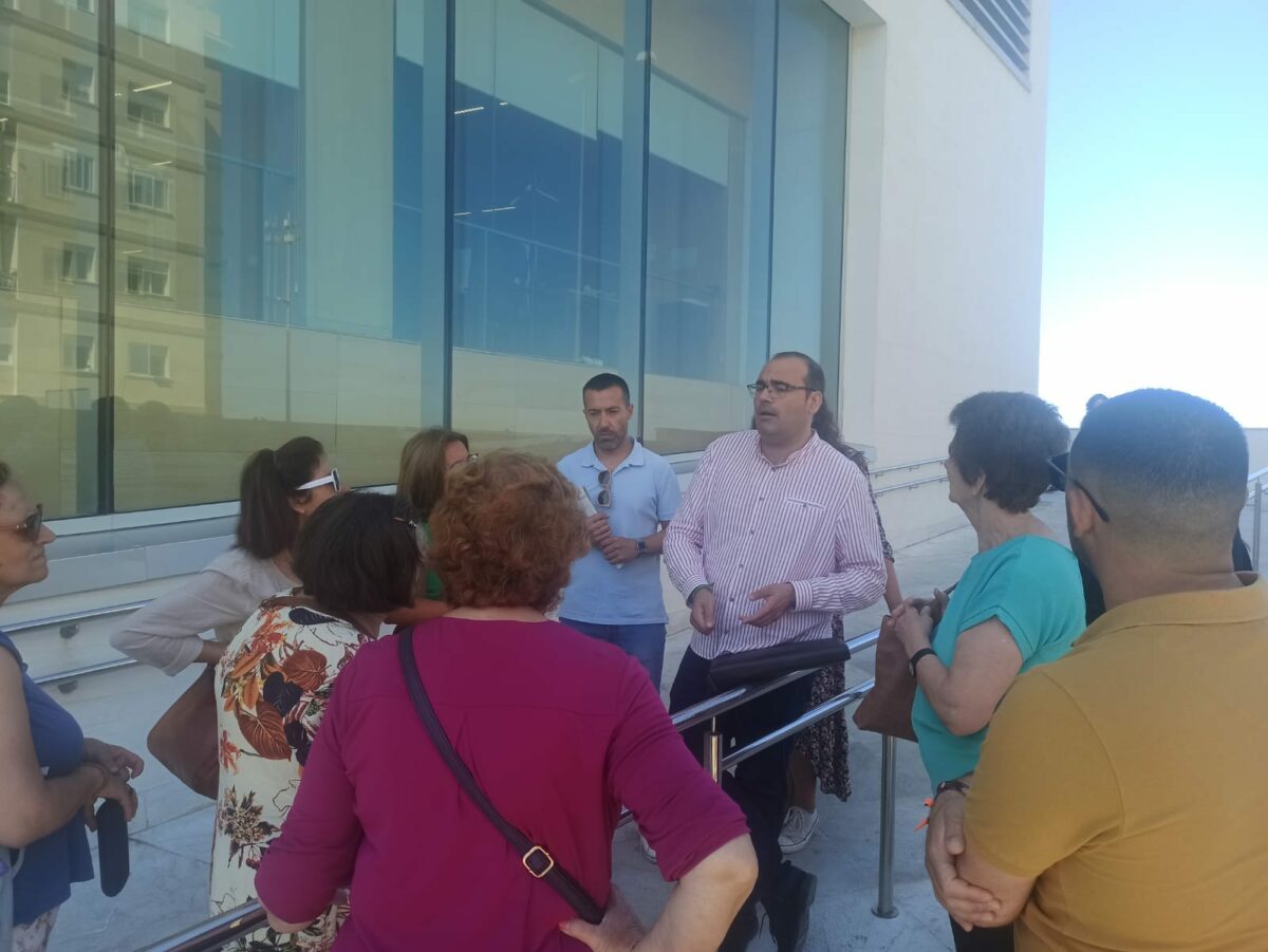 Hugio Palomares explica los resultados de la reunión.