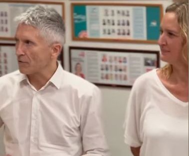 El ministro Fernando Grande Marlaska, con la secretaria general local socialista, Isabel Gómez,en un vídeo del PSOE de Ubrique.