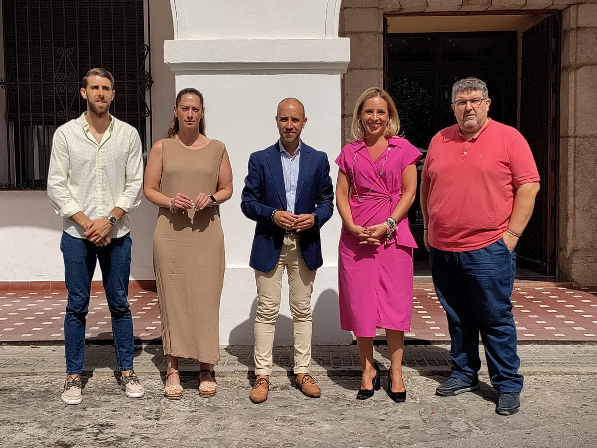 En la puerta del Ayuntamiento de Grazalema.