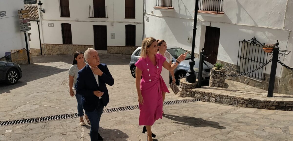 La presidenta de la Diputación, con el alcalde de Villaluenga.