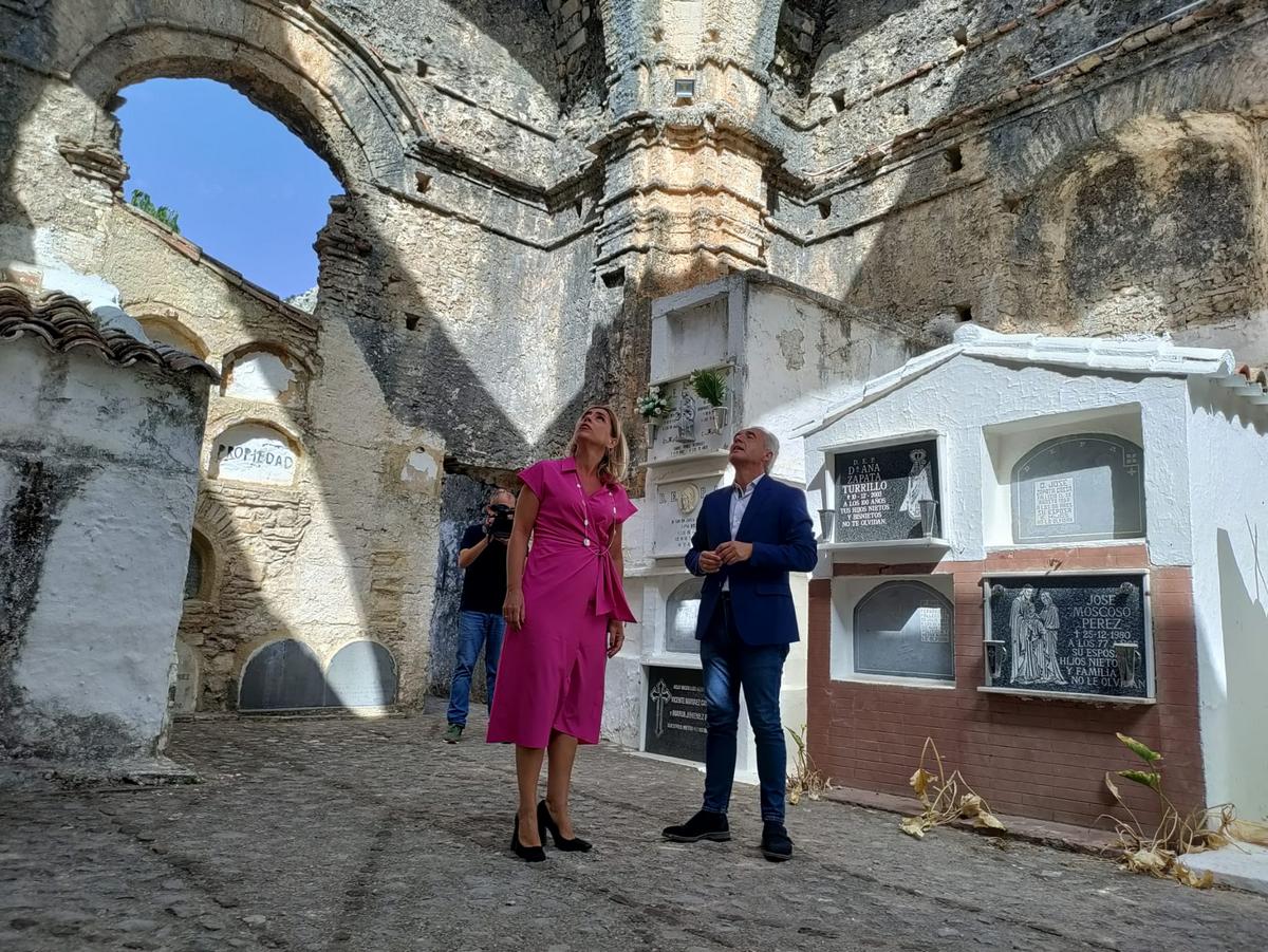 Almudena Martínez y Alfonso Moscoso observan las estructuras del cementerio de Villaluenga.