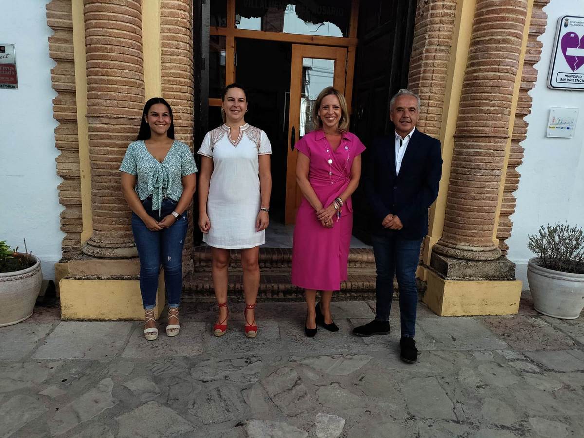 En la entrada del Ayuntamiento de Villaluenga.