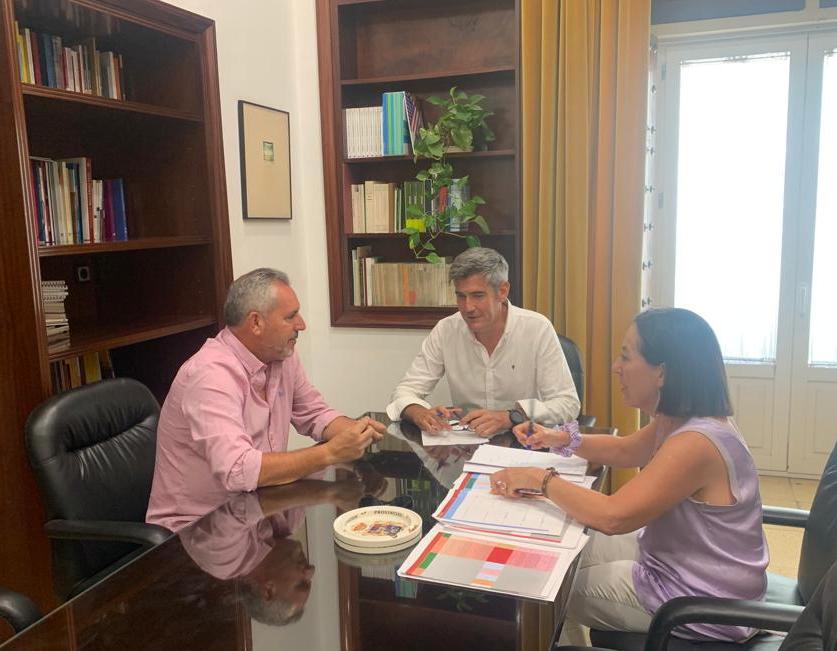 El vicepresidente quinto de la Diputación, Sebastián Hidalgo, con el alcalde de Torre Alháquime, Pedro Barroso.
