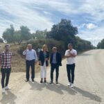 Almudena Martínez se compromete a la culminación de las obras en la carretera de Lora, en Alcalá del Valle