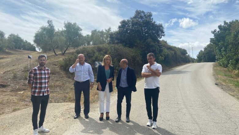 Almudena Martínez se compromete a la culminación de las obras en la carretera de Lora, en Alcalá del Valle