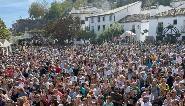 Multitudinaria asistencia a la recreación histórica <i>Sangre y amor en la Sierra</i>, en Grazalema